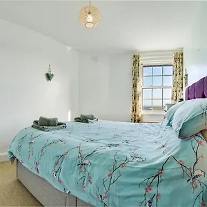 coastguards-cottage-whitby.yorkshirehotels.net/